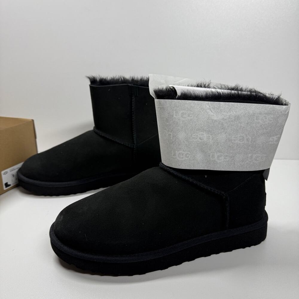 NIB • UGG Women's Black Mini Bailey Bow II Condition: New In Box Size:9
